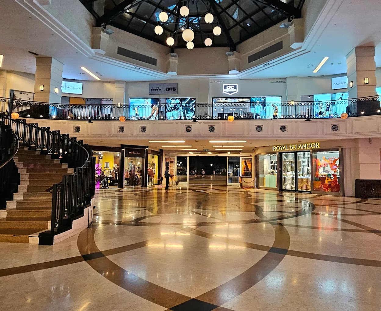 Straits Quay Retail Marina - Shopping mall in Penang
